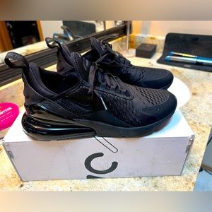 🔥 Like New Nike Air Max 270 women’s 8.5. black/black